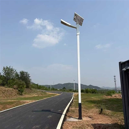 图木舒克路边太阳能路灯安装